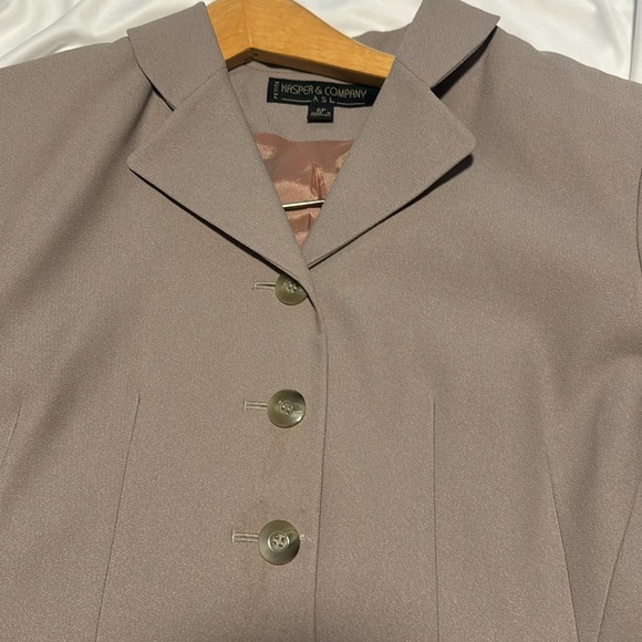 Light Taupe suit with matching buttons - Picture 4 of 6